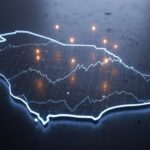 صورة ثلاثية الأبعاد بإضاءة سينمائية تُظهر خريطة السعودية بخطوط مضيئة وبؤر ذهبية تمثل المشاريع غير المنتشرة والفرص النادرة في المملكة لعام 2025.