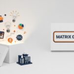 صورة ثلاثية الأبعاد لصندوق مضيء تخرج منه رموز تعبّر عن مشاريع لم تخطر على البال لعام 2025 في السعودية، بألوان ماتريكس جروث التي تعكس الإبداع والنمو.