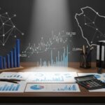 صورة لمساحة عمل تحتوي على تقارير ورسوم بيانية وأرقام مالية تعبّر عن دراسة جدوى مشروع واتخاذ قرار استثماري مبني على الأرقام في السعودية.